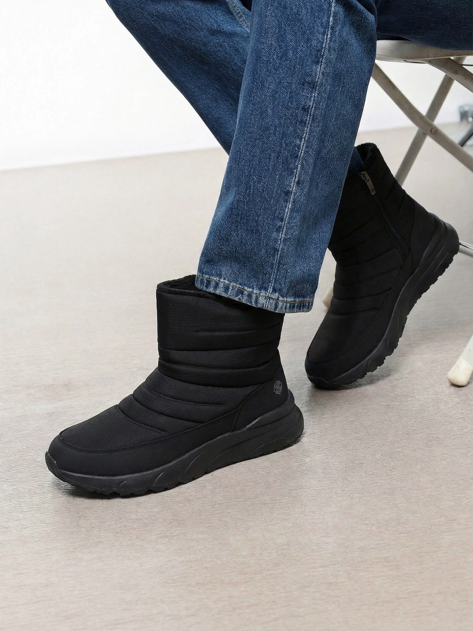 Дутики черного цвета на средней подошве